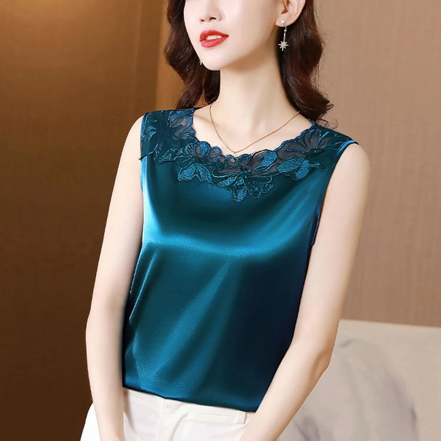 V Neck Net Yarn Short Sleeved T Shirt Women's New Summer Fashion Lace Undershirt Design Feeling Satin With A Coat